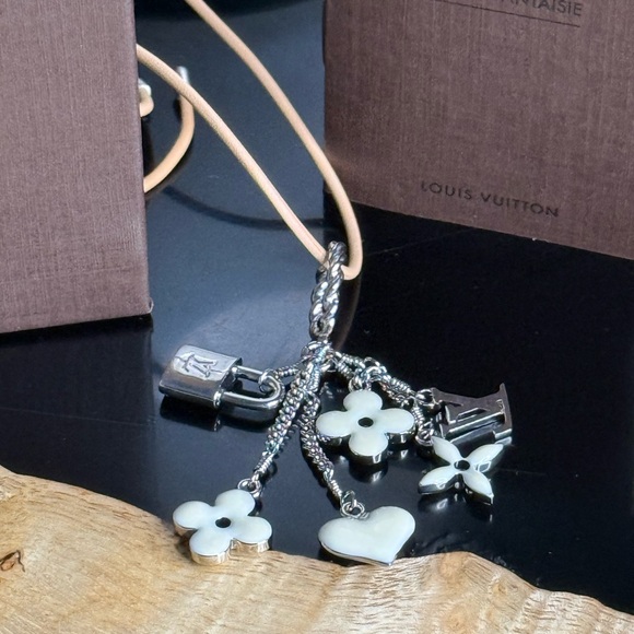 Louis Vuitton Necklace - Picture 8 of 15